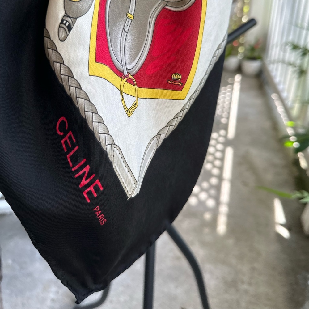 Authentic. Preloved. In perfect condition. Visible sign of use. Size: 35x35